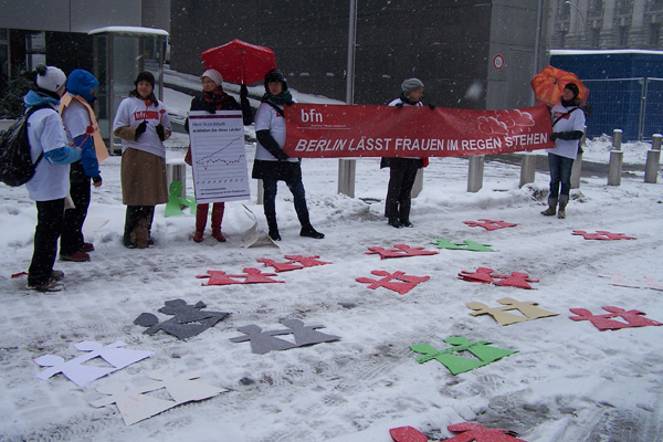 Protestaktion vor der Senatsverwaltung für Finanzen für eine tarifgerechte Bezahlung der Beschäftigten in den Berliner Frauenprojekten, 2013
