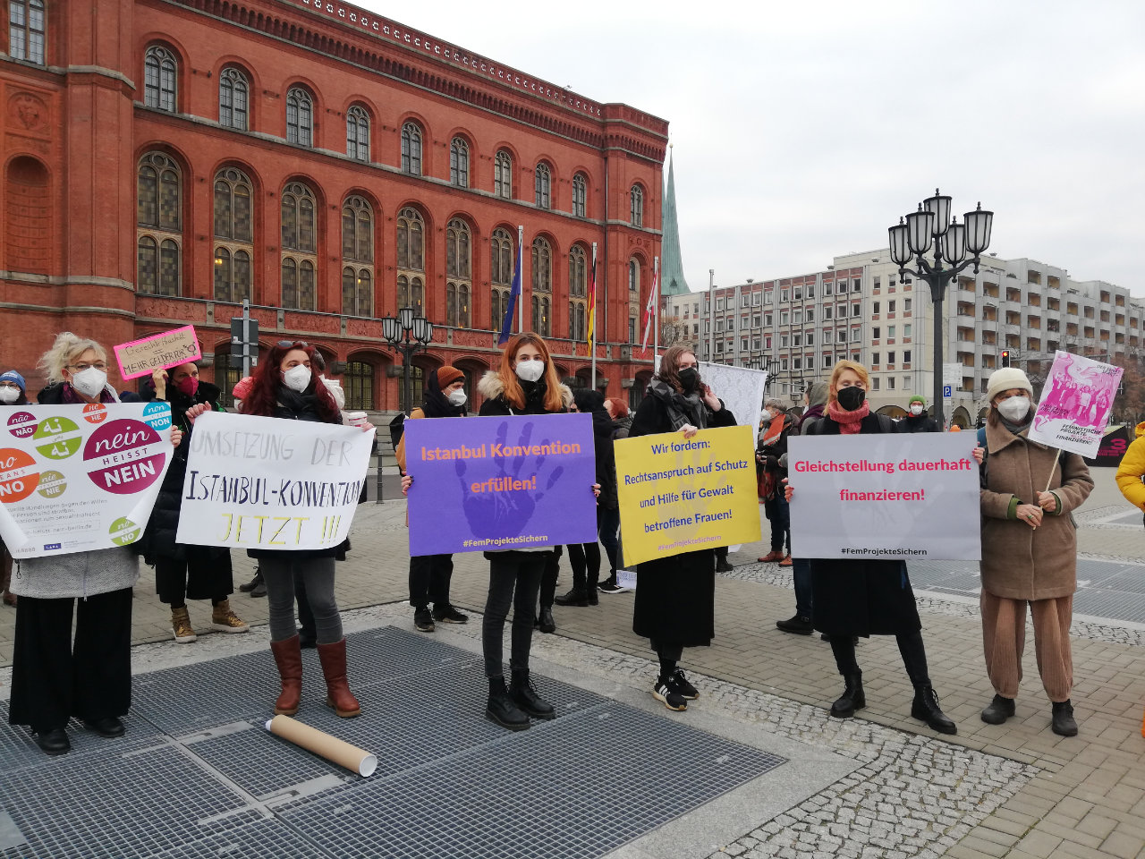 25.11.2021 – Internationaler Tag gegen Gewalt an Frauen und Mädchen Gleichstellung und Gewaltschutz in Berlin – aber sicher! Anti-Gewalt-Projekte und Frauen*Organisationen endlich dauerhaft finanzieren