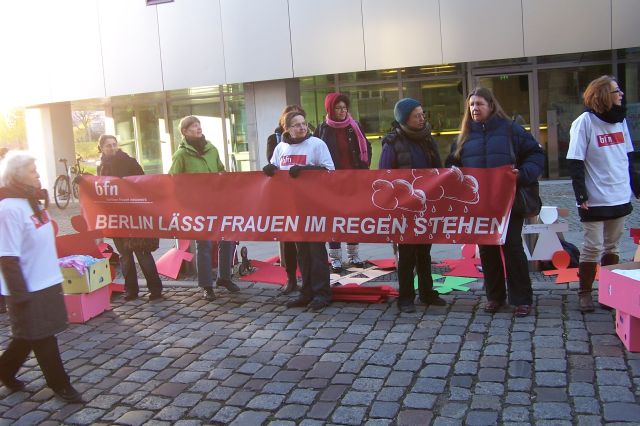 Aktion für eine tarifgerechte Bezahlung der Beschäftigten in den Berliner Frauenprojekten vor der Senatsverwaltung für Finanzen 2012